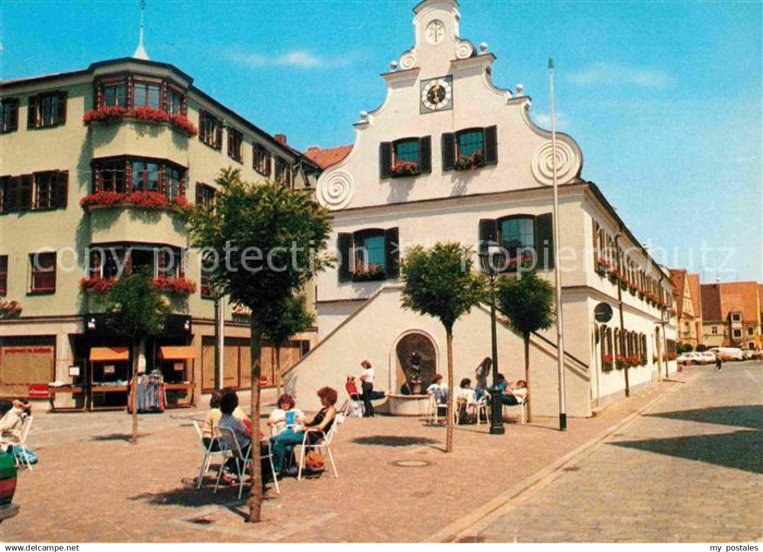 72751115 Aichach Innenstadt Fussgaengerzone Strassencafe Giebelhaus