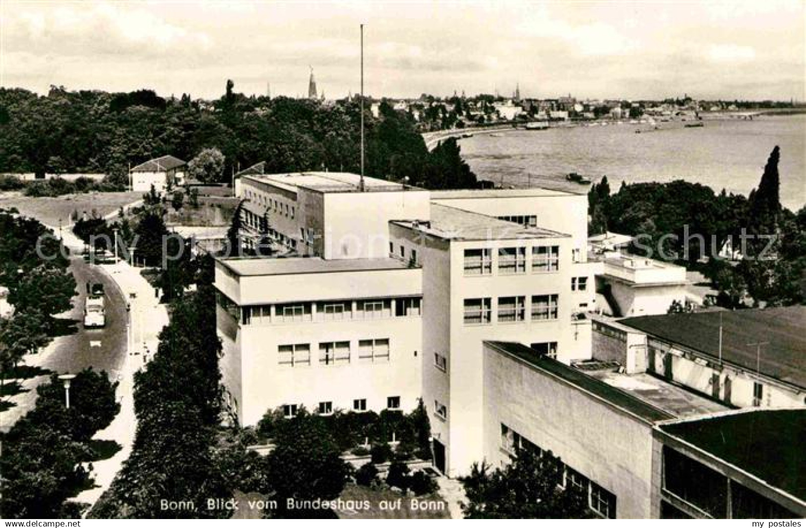 72823165 Bonn Rhein Blick vom Bundeshaus auf Bonn