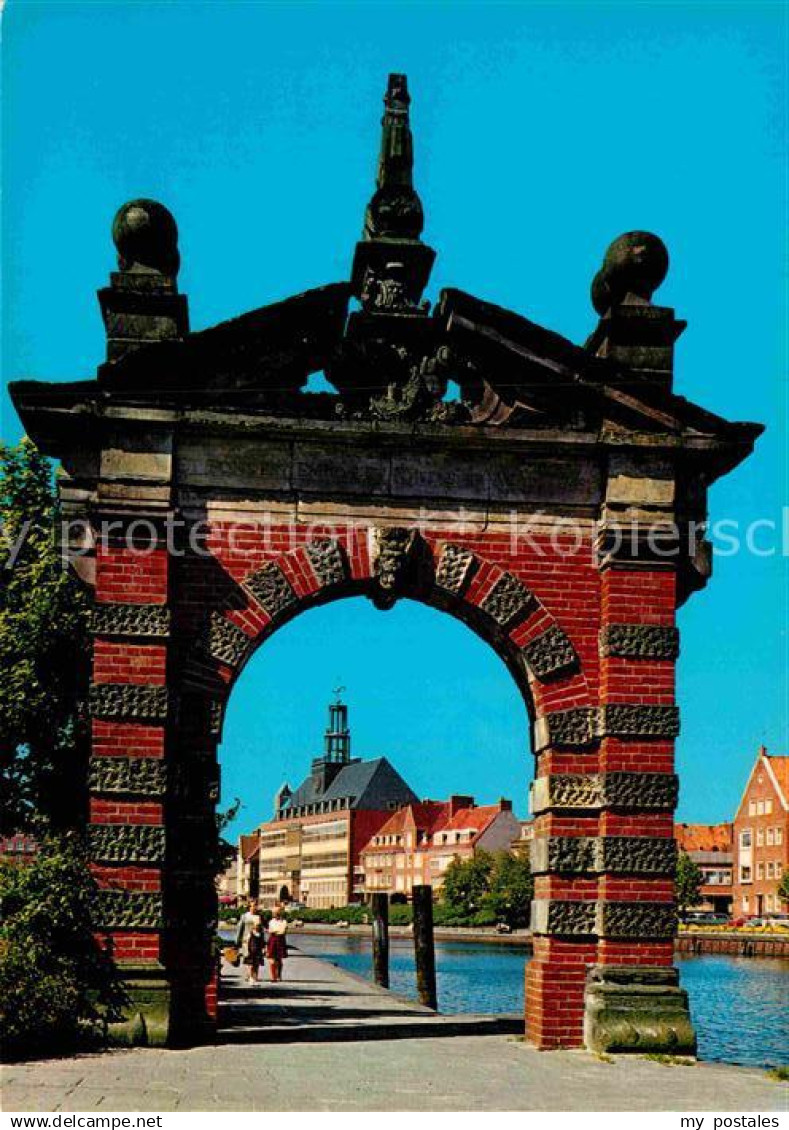 72888442 Emden Ostfriesland Stadttor und Rathaus Emden