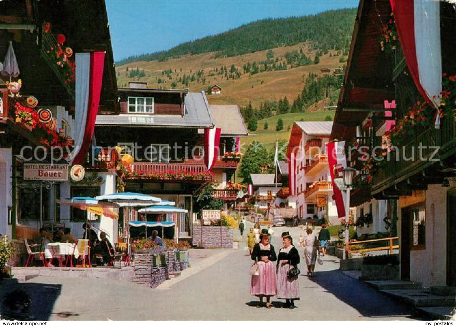 73071881 Saalbach-Hinterglemm Hoehenluftkurort Dorfstrasse Trachten Saalbach