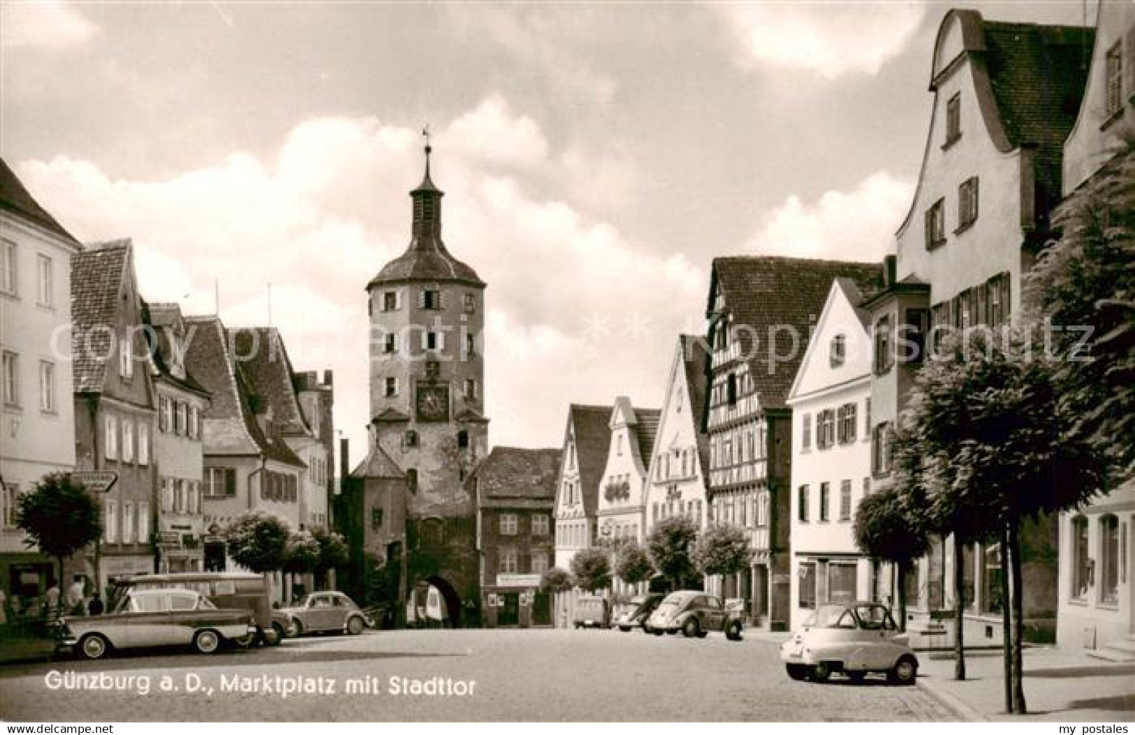 73829649 Guenzburg Marktplatz mit Stadttor