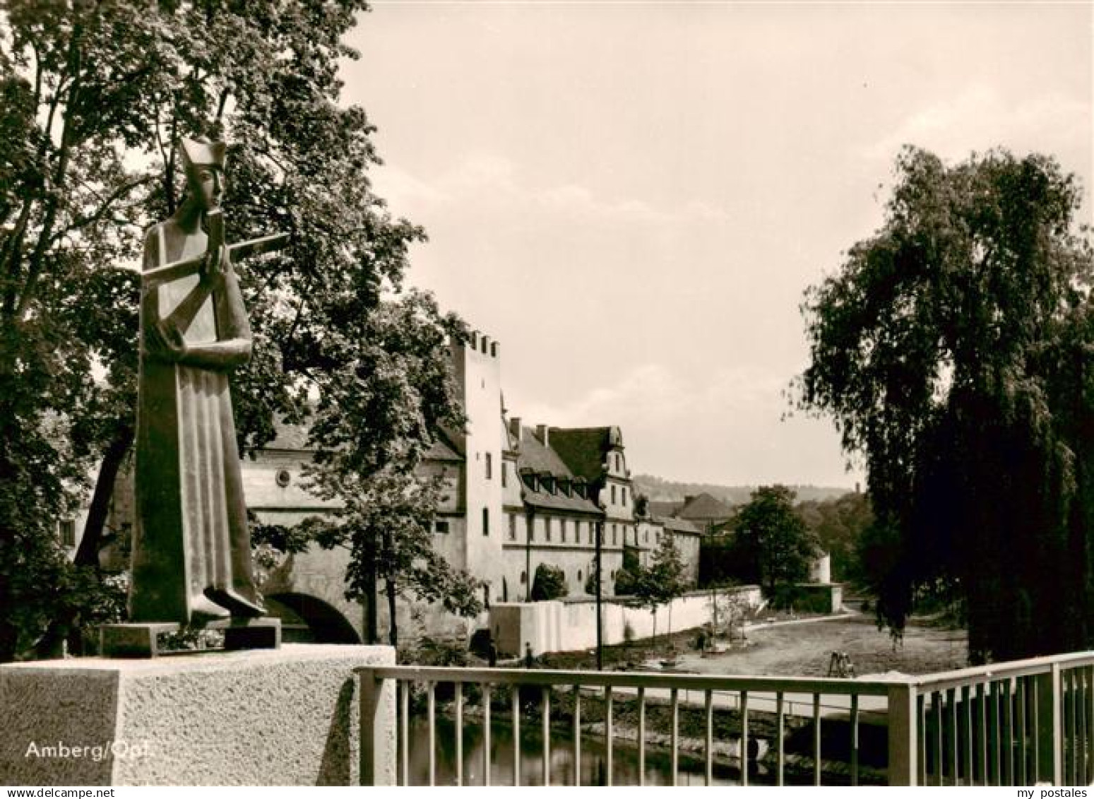 73895868 Amberg Oberpfalz Statue am Stauwehr Amberg Oberpfalz