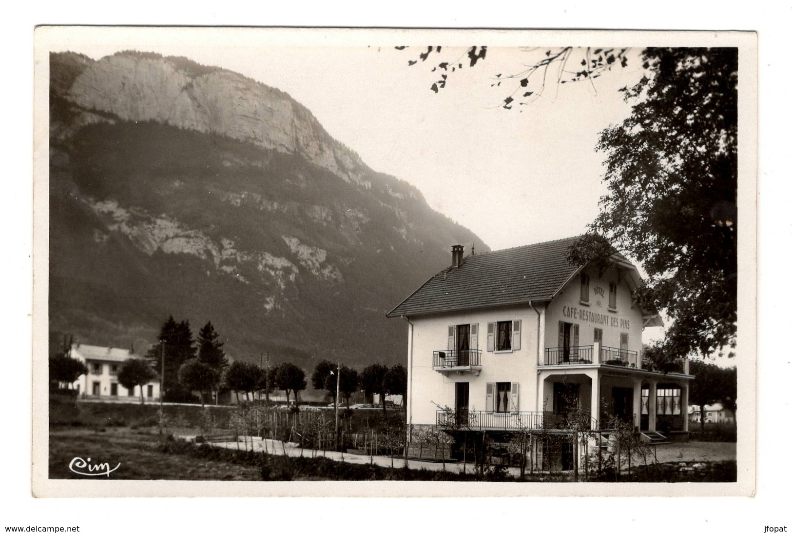 74 HAUTE SAVOIE - MAGLAND Hôtel des Pins, la Gare (voir descriptif)