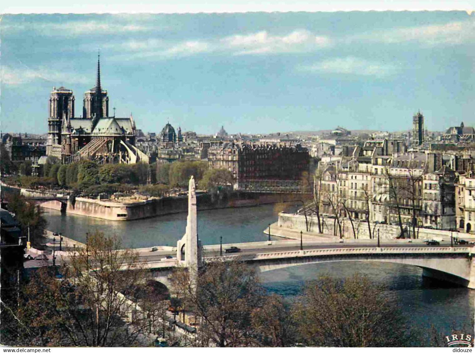 75 - Paris - La Seine et ses bords - Cathédrale Notre Dame - Statue de Sainte-Geneviève - Carte Dentelée - CPSM Grand Fo