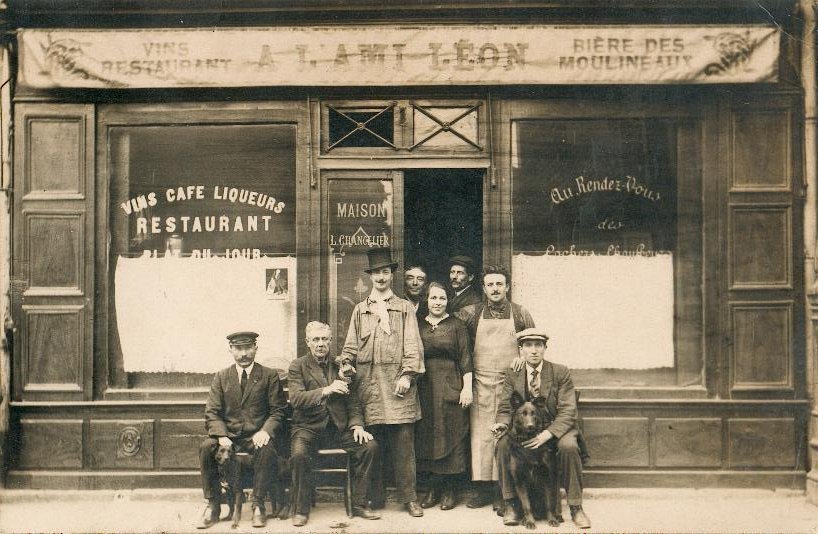 76 - RARE CARTE PHOTO. A l'Ami Léon. Bière des Moulineaux.