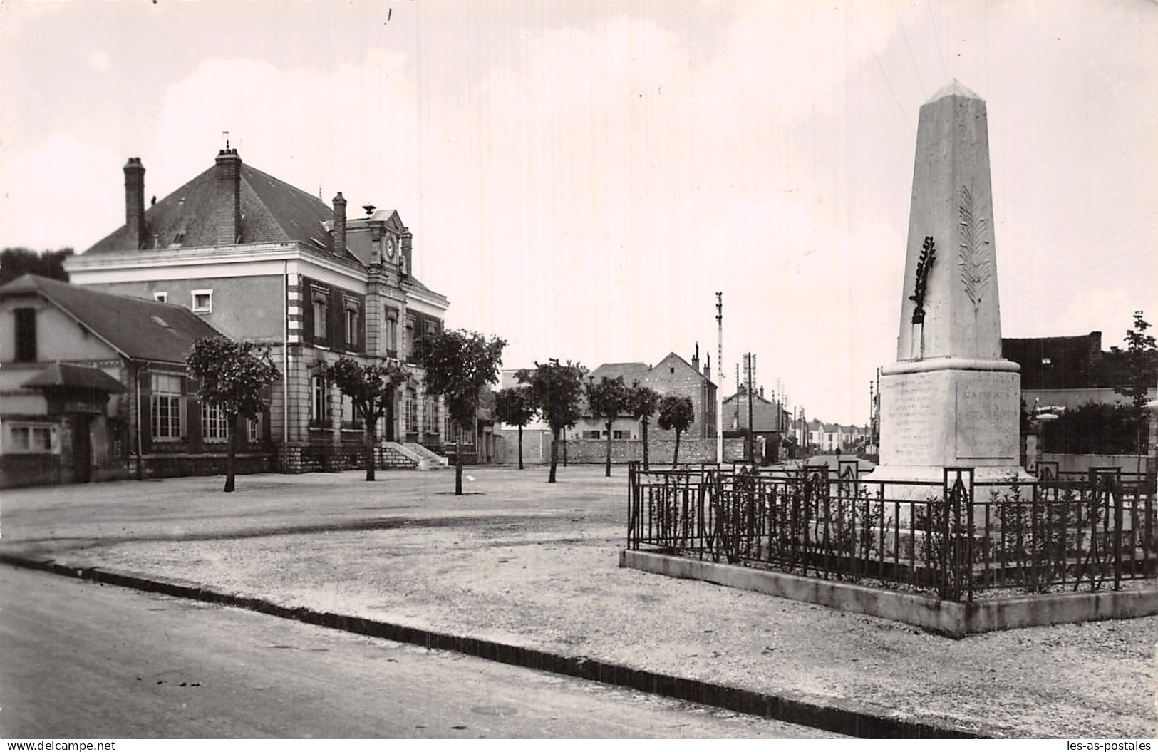 77 BAGNEAUX SUR LOING MONUMENT AUX MORTS