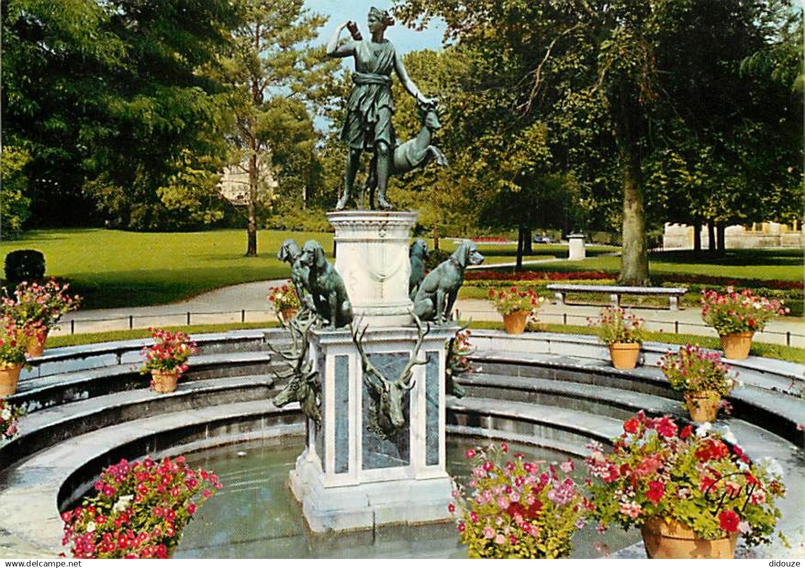 77 - Fontainebleau - Palais de Fontainebleau - La fontaine de Diane - Fleurs - Flamme Postale de Fontainebleau - CPM - V