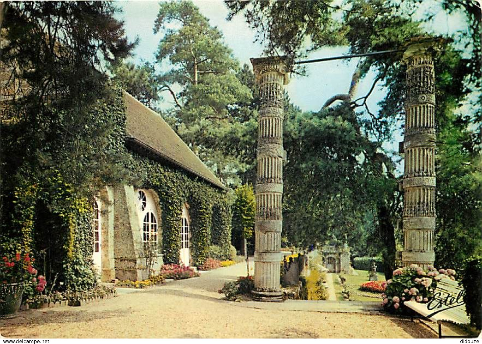 78 - Les Essarts le Roi - Le manoir des Gandines - colonnes en provenance des Tuileries - CPM - Carte Neuve - Voir Scans