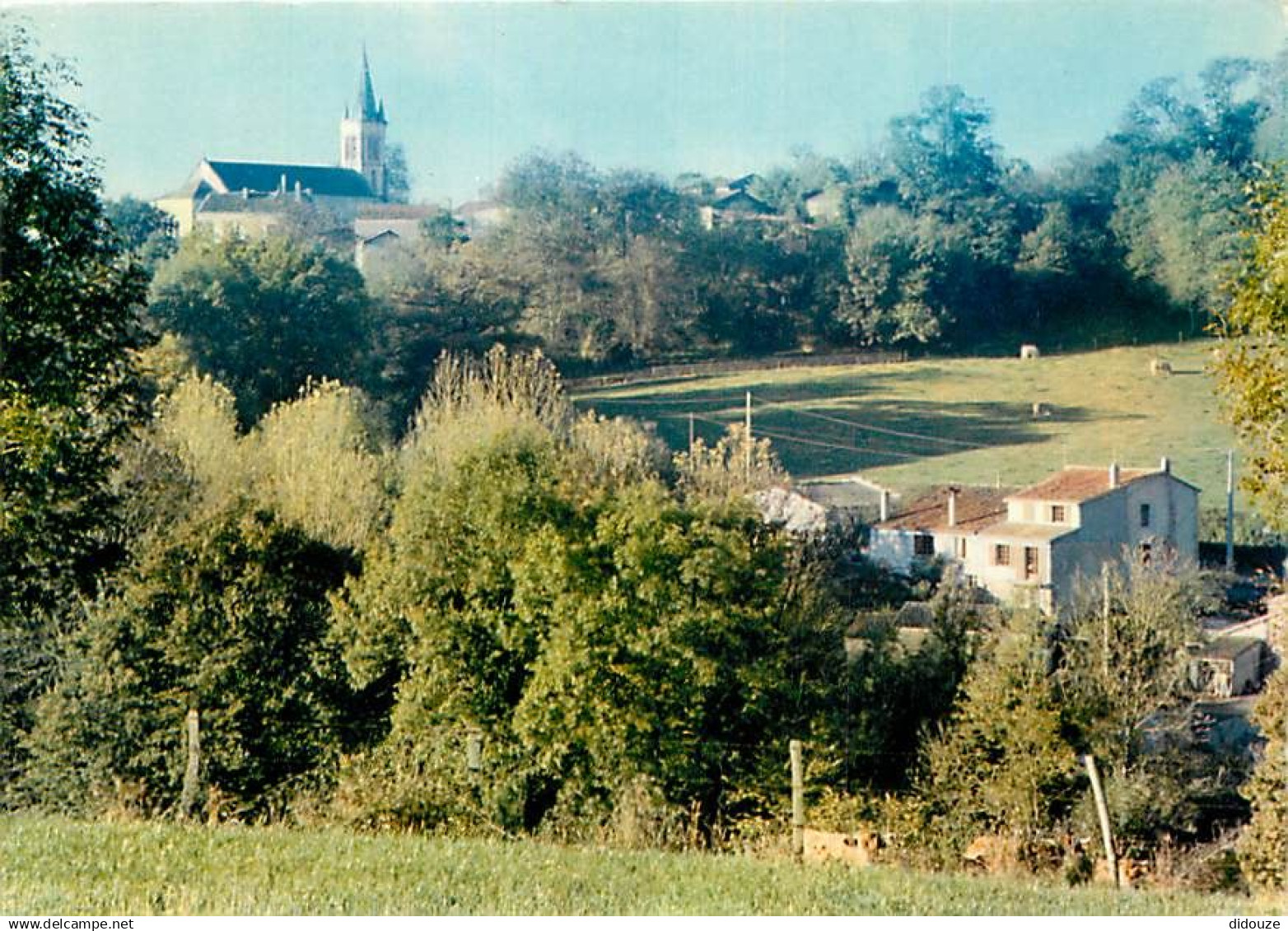 79 - Le Beugnon - L'Eglise vue de la route de Secondigny - CPM - Voir Scans Recto-Verso