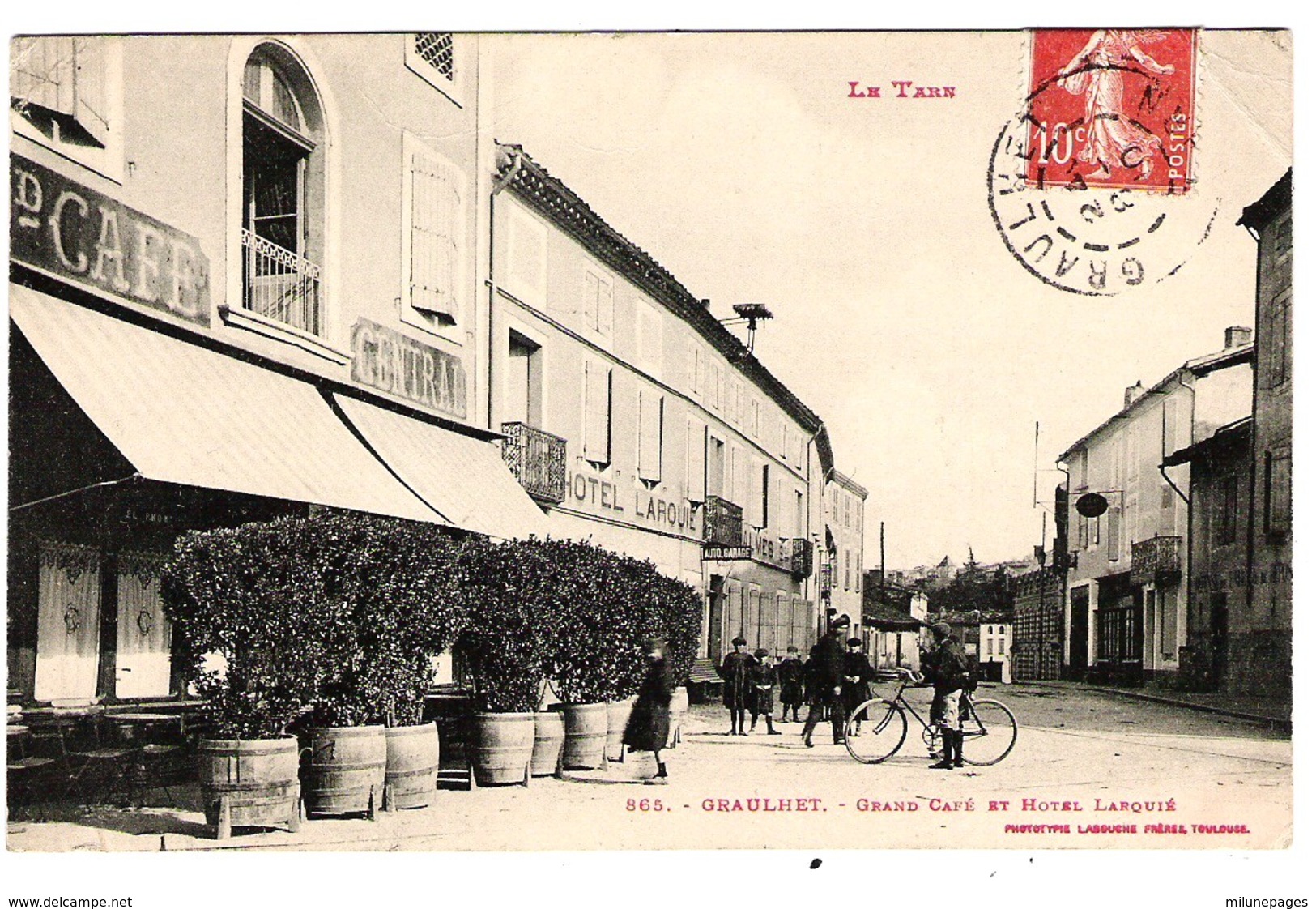 81 TARN Animation devant le Grand Café Central et l'Hôtel Larquié de GRAULHET