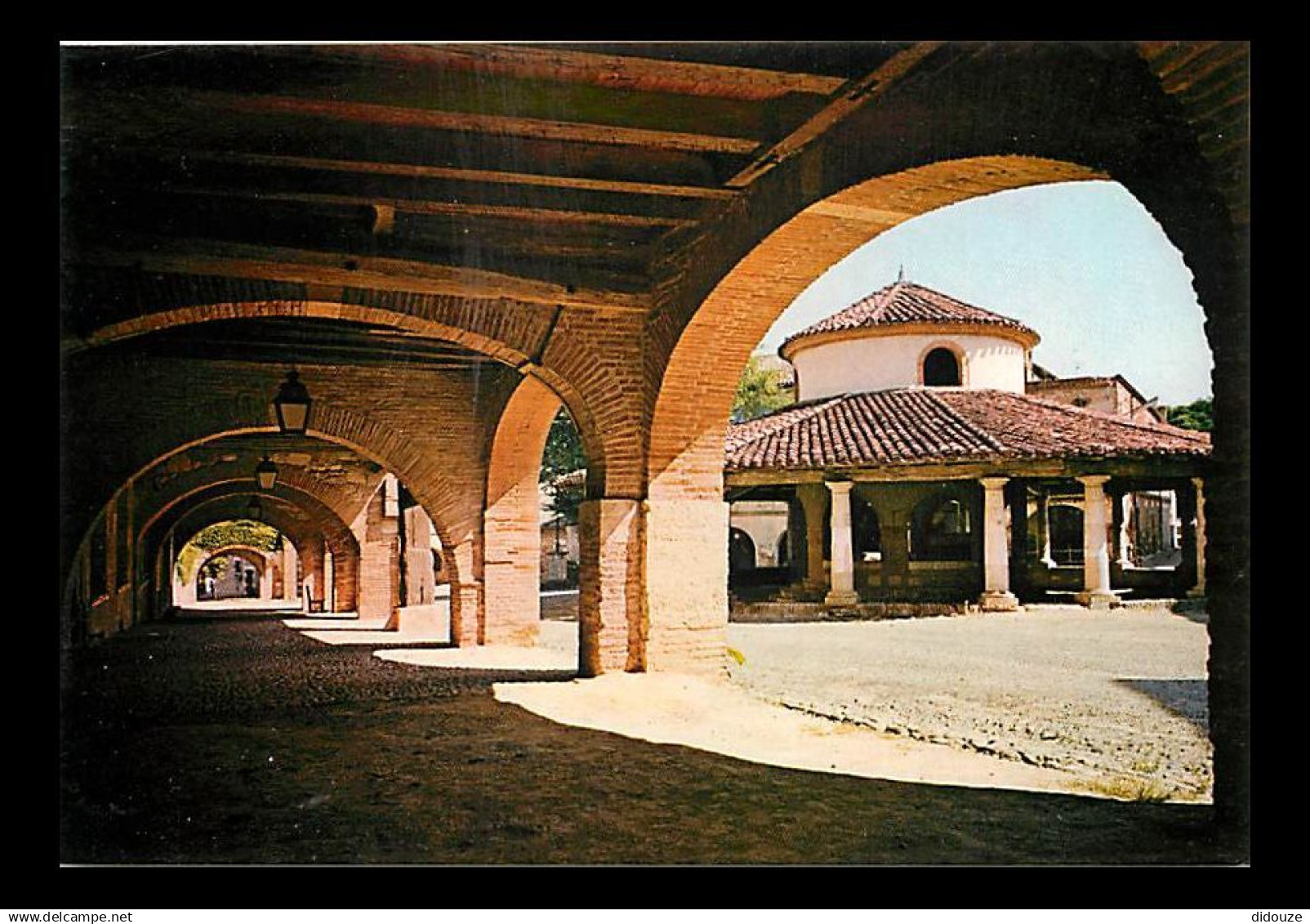 82 - Auvillar - La Halle aux grains et les Cornières - Carte Neuve - CPM - Voir Scans Recto-Verso