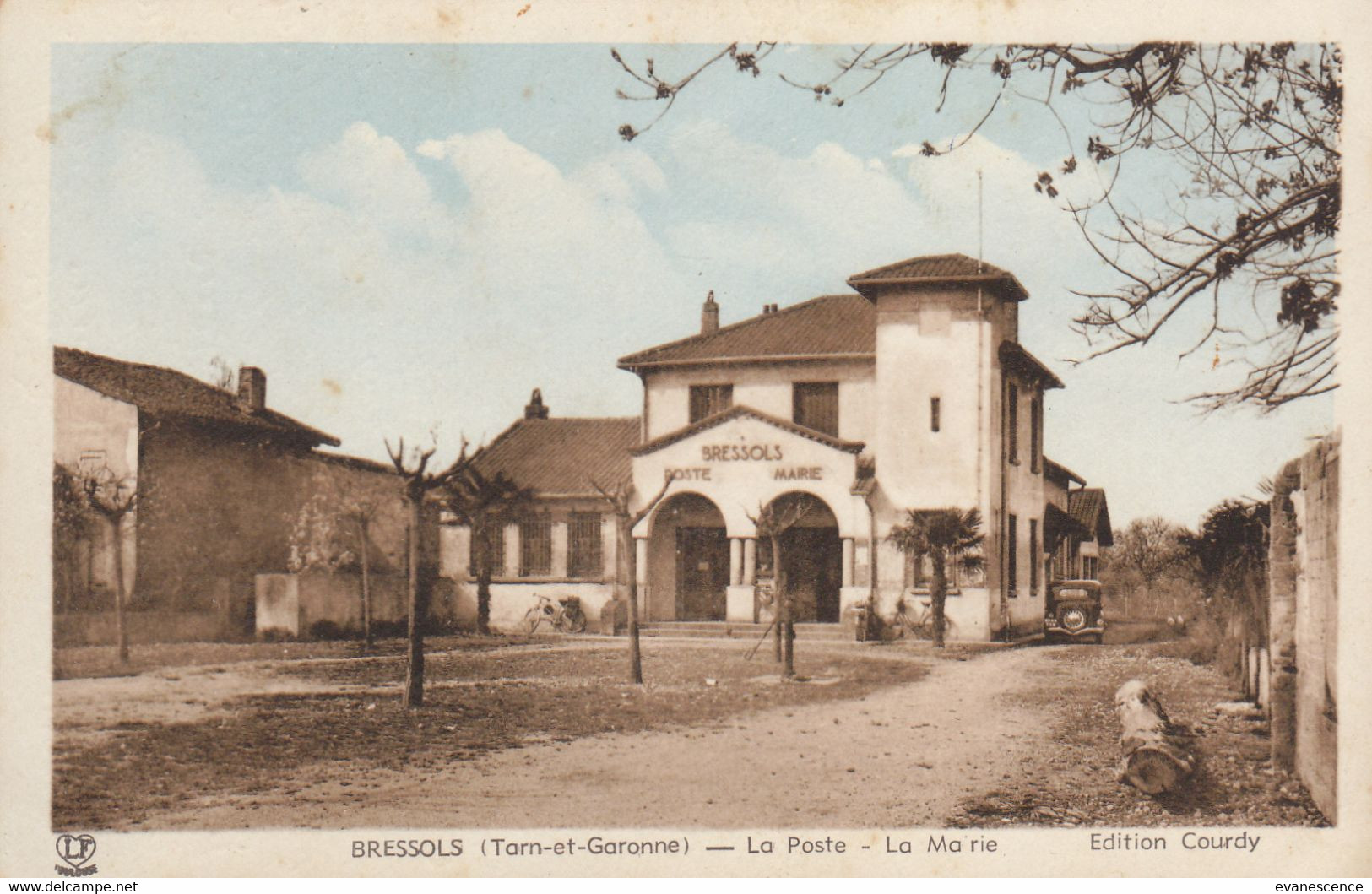 82 : Bressols : poste et mairie    ///  Ref.  AOUT  21 // N° 16.892