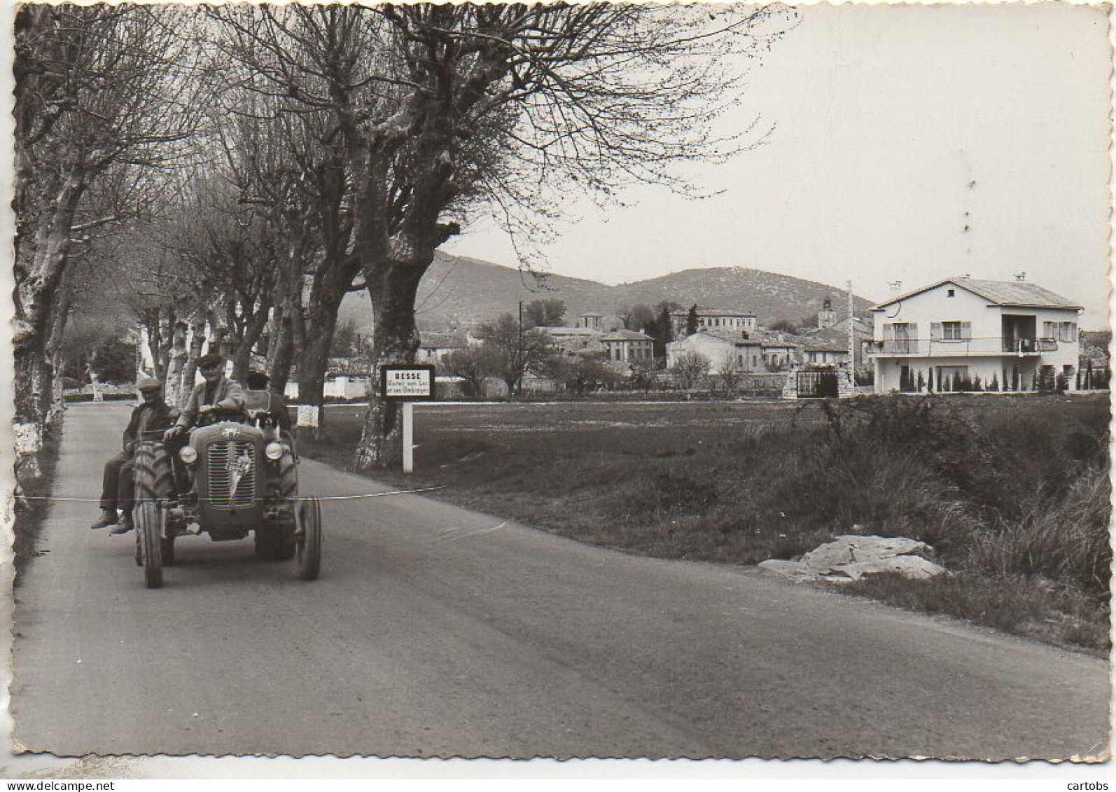 83 BESSE-sur-ISSOLE  Entrée du Village