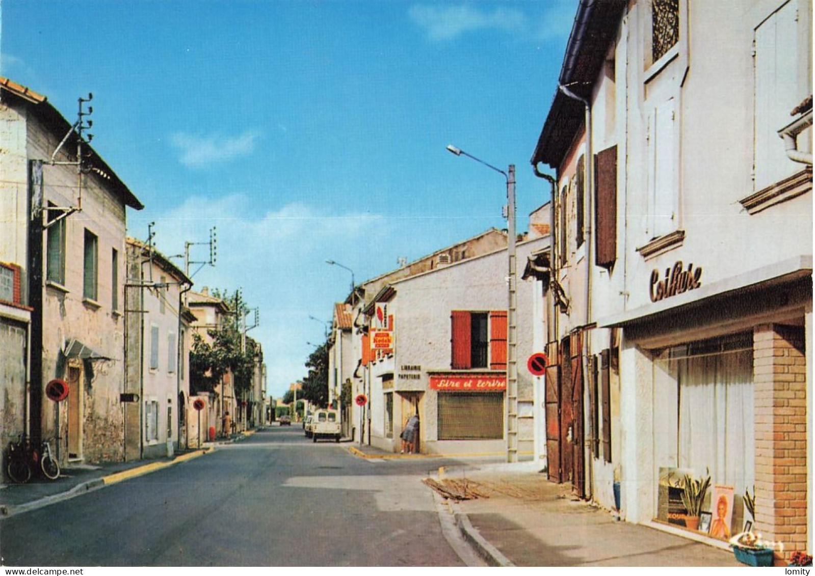 84 Morieres les Avignon rue de la République CPM librairie papeterie salon coiffure voiture auto Citroen 2cv