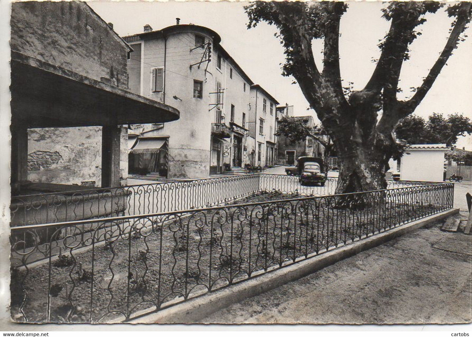 84 SARRIANS  Le Lavoir et la Place