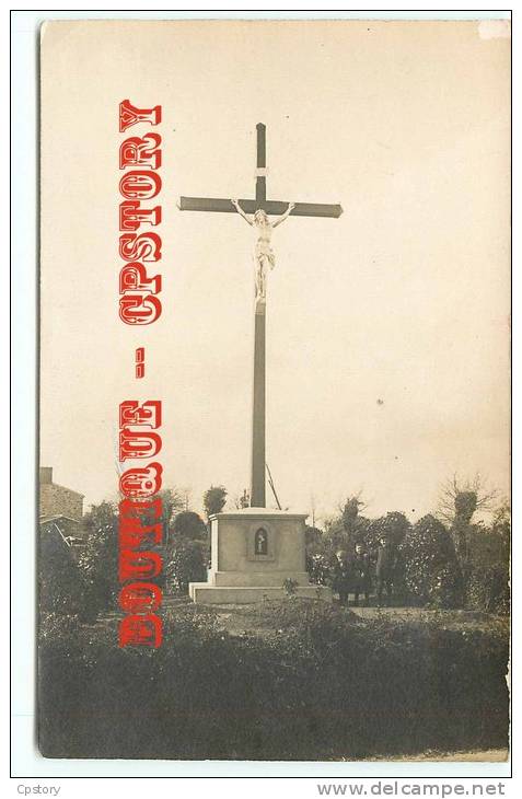 85 - DOMPIERRE sur YON - Rare Carte Photo du Calvaire avec Christ au Cimetière - Dos Scané