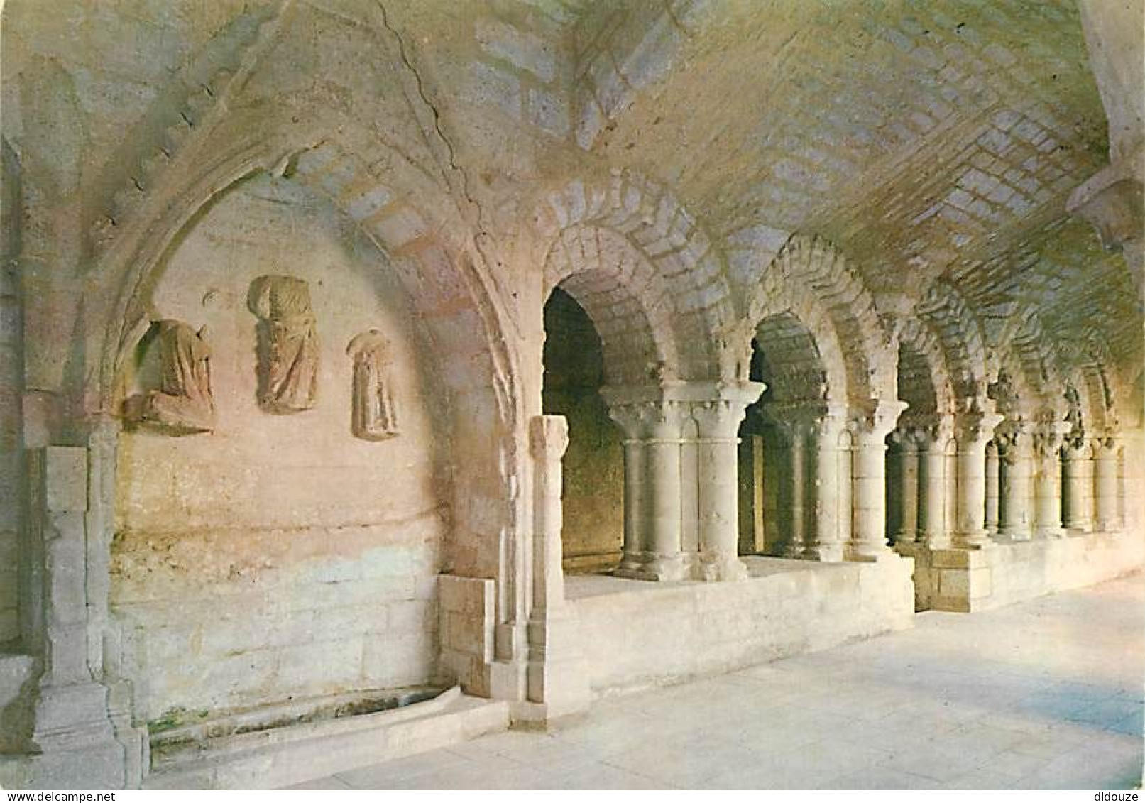 85 - Nieul sur l'Autize - Abbaye Royale Saint Vicent de Nieul - Sépulture de la mère d'Eléonore d'Aquitaine et la salle