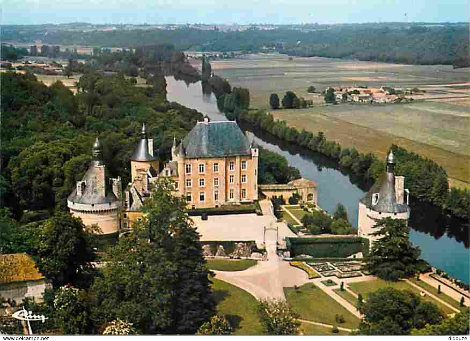 86 - Bonnes - Le Château de Touffou - Vue aérienne - Carte Neuve - CPM - Voir Scans Recto-Verso