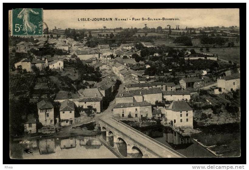 86 L'Isle-Jourdain vue aerienne D86D C86112C RH074219