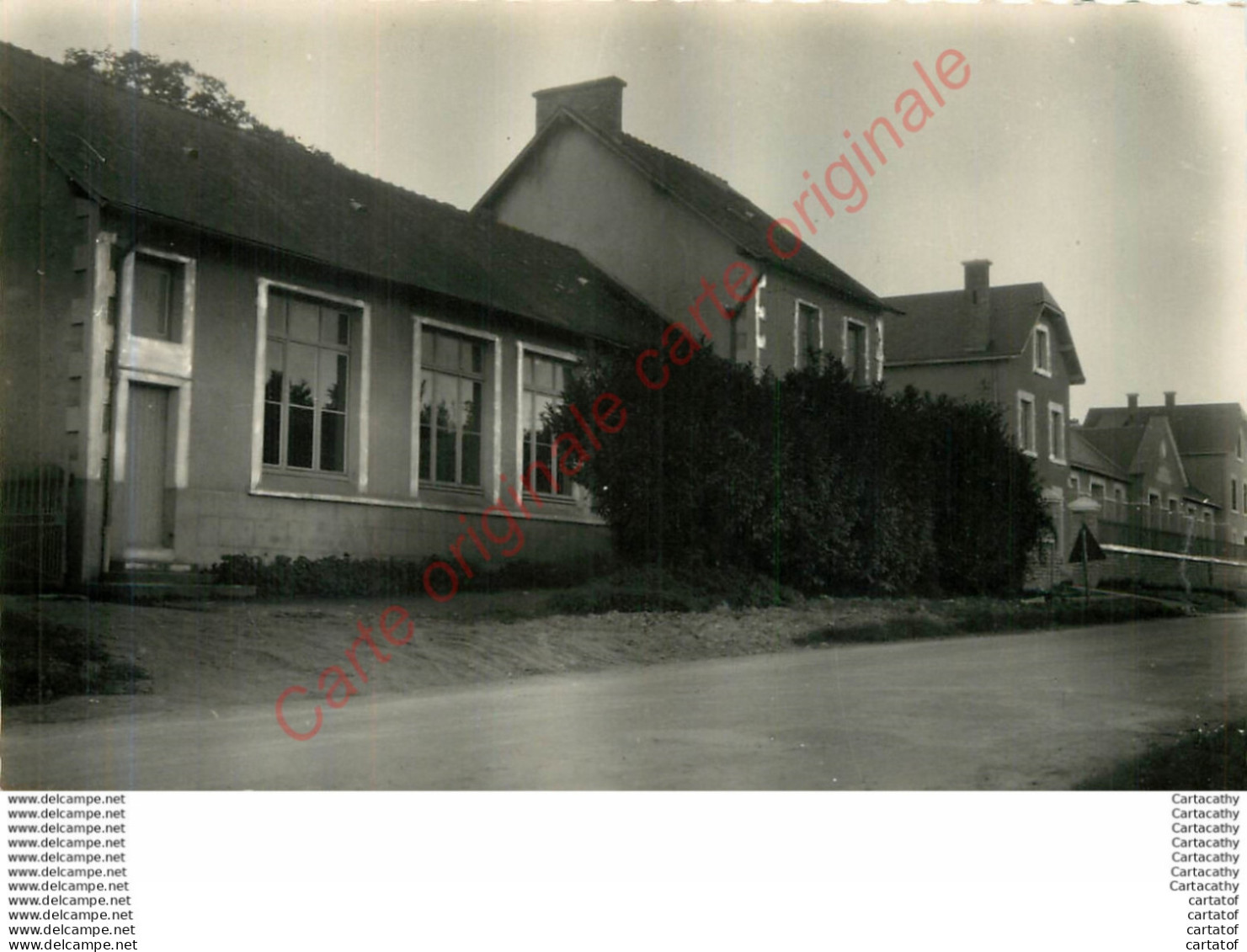 86.  LES TROIS MOUTIERS .  Groupe Scolaire .