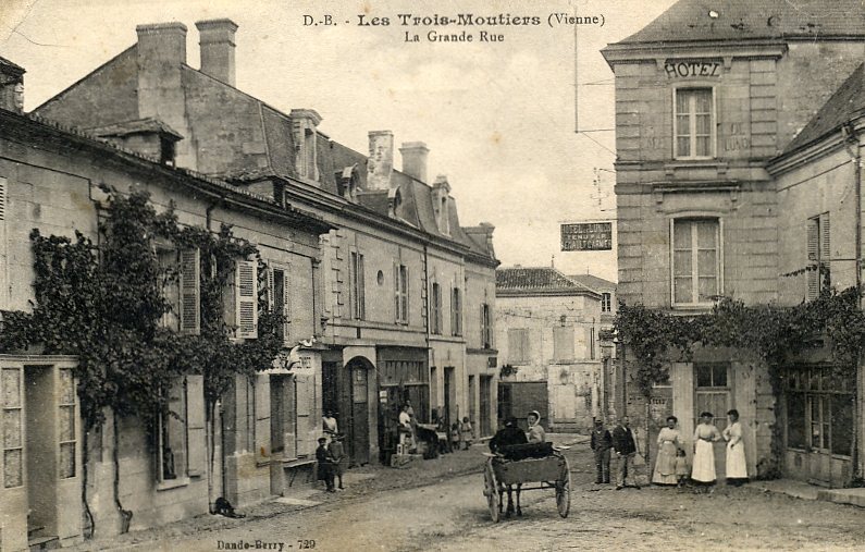 86 - LES TROIS MOUTIERS - La Grande Rue - ANIMÉE