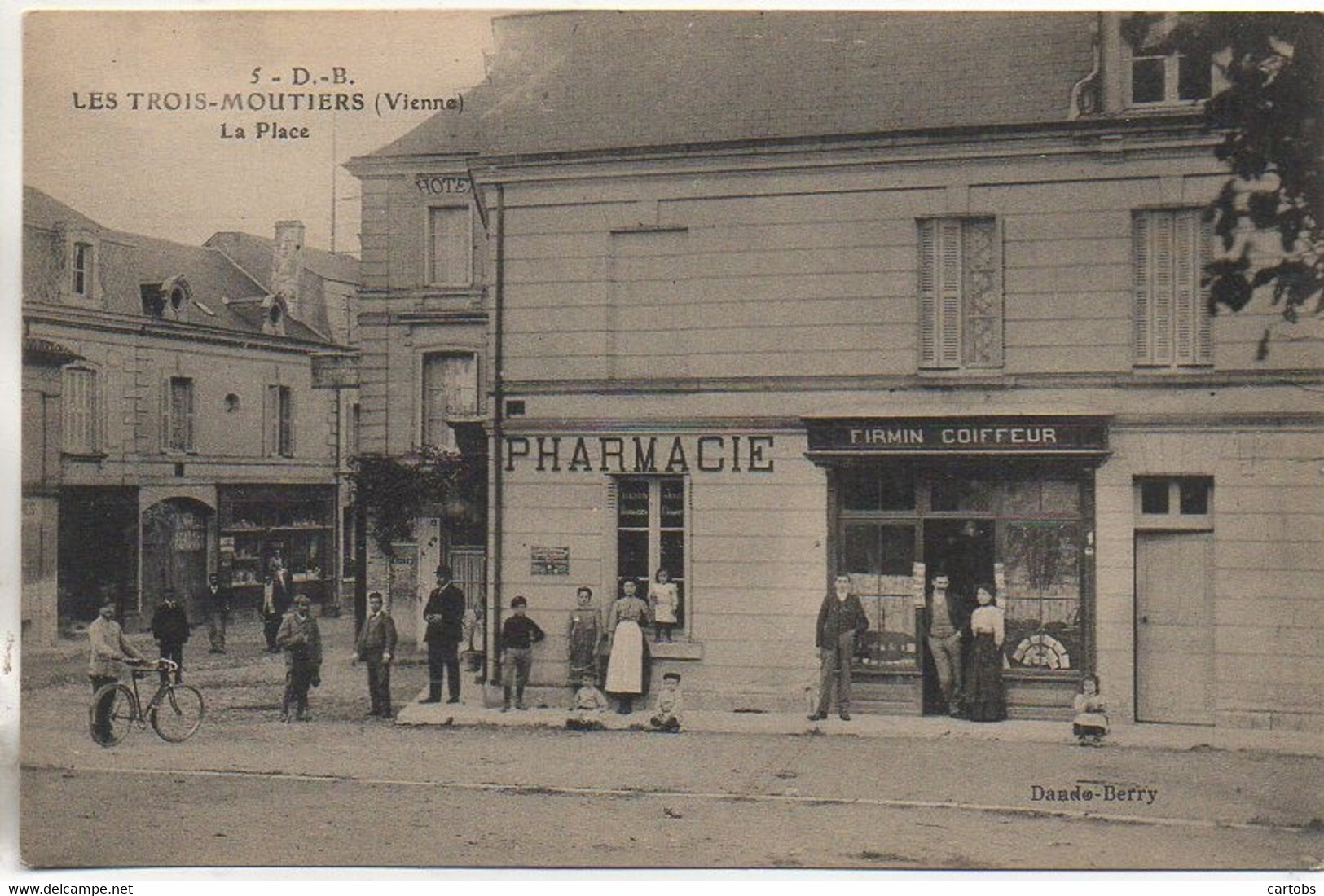 86 LES TROIS-MOUTIERS  La Place (Coiffeur - Pharmacie)