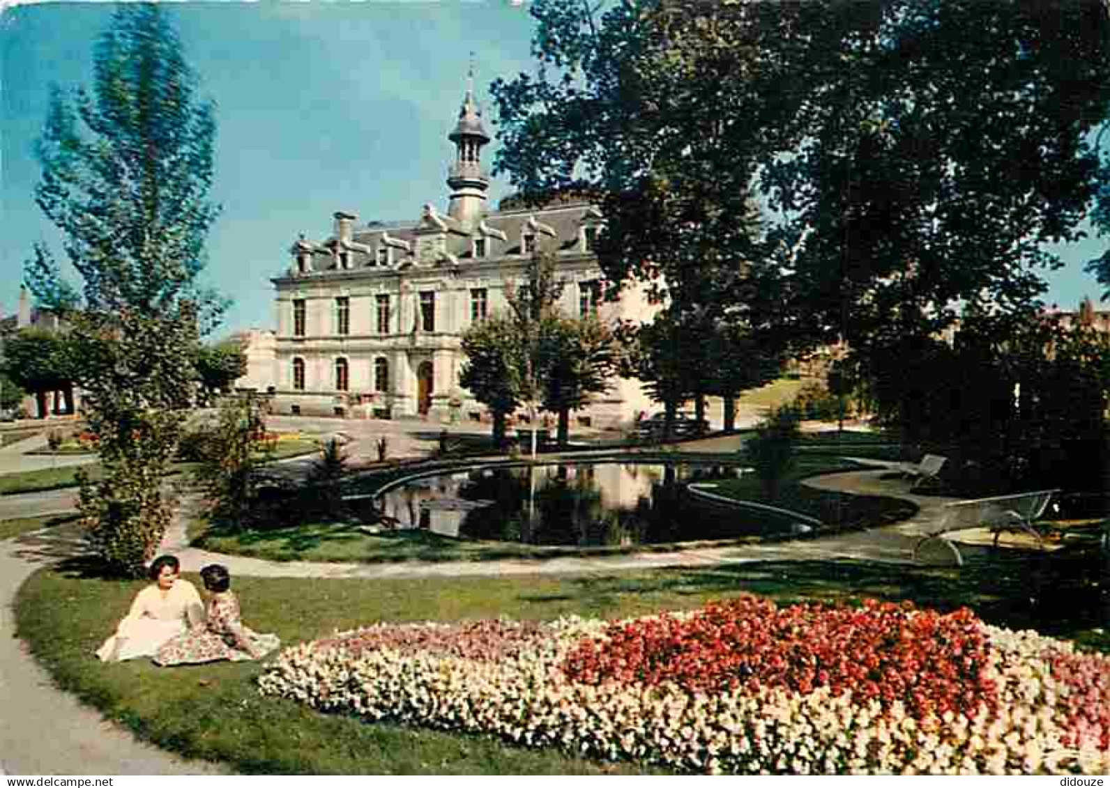 87 - Saint Yrieix la Perche - Le jardin public - L'Hotel de Ville - CPM - Voir Scans Recto-Verso