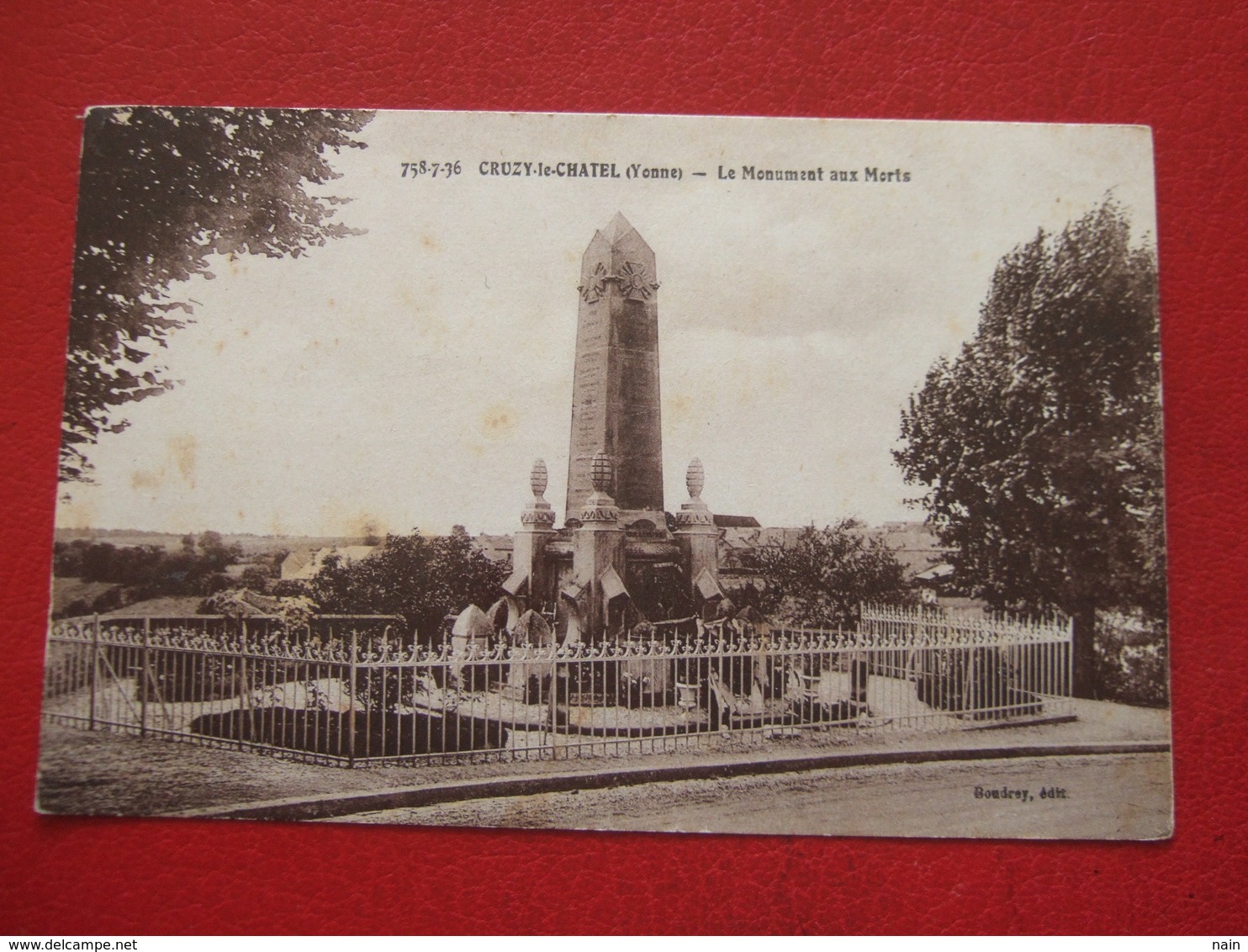 89 - CRUZY LE CHATEL - " LE MONUMENT AUX MORTS " -