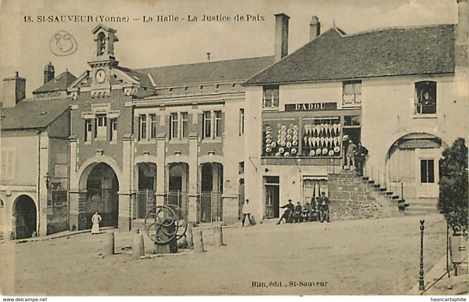 89 Saint Sauveur en Puisaye la halle