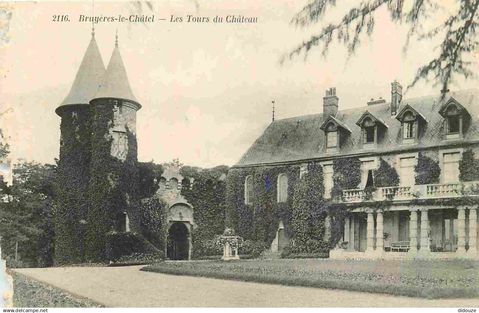 91 - Bruyeres le Chatel - Le Château - Les Tours - CPA - Etat Mauvais croqué sur la gauche - Voir Scans Recto-Verso