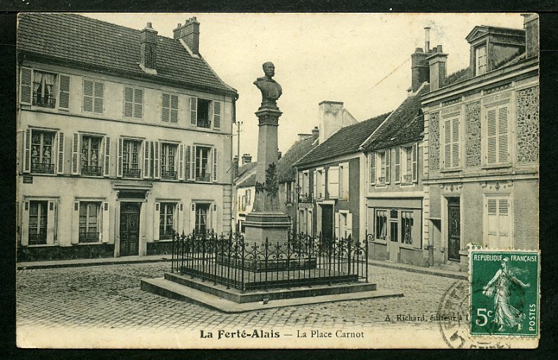 91 - LA FERTÉ ALAIS - La Place Carnot