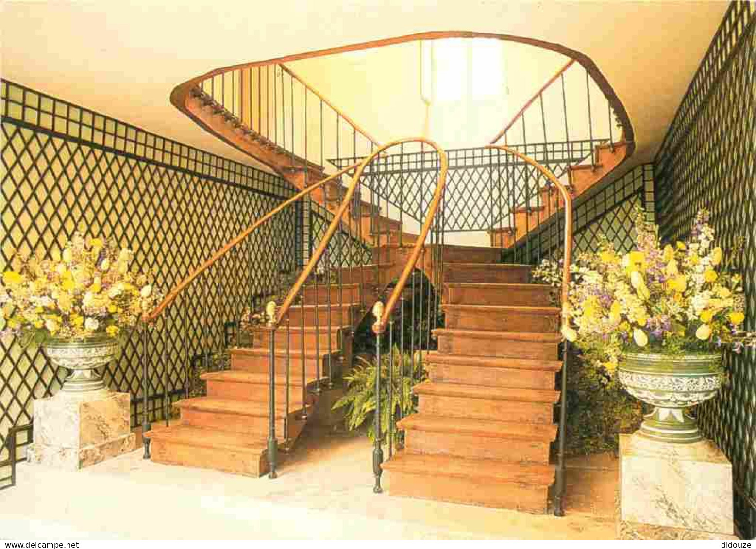 92 - Chatenay-Malabry - intérieur de la Maison de Chateaubriand - La Vallée aux Loups - Le célèbre escalier à double bra