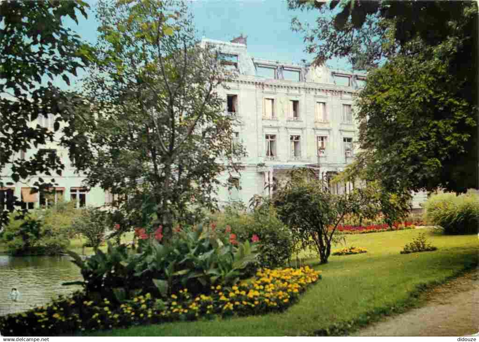 94 - Valenton - Château des Charmilles - Le mille pattes - Vue du Château des Charmilles prise du Parc - Fleurs - CPM -