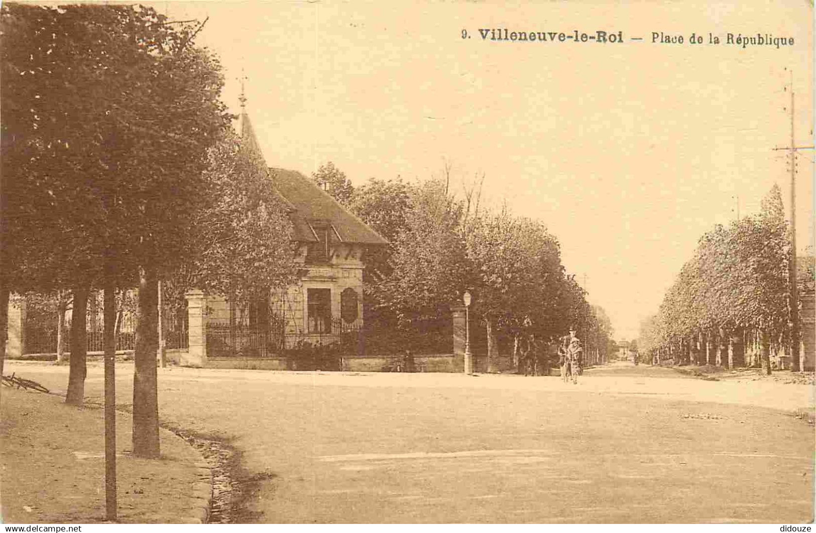 94 - Villeneuve le Roi - Place de la République - CPA - Oblitération de 1932 - Voir Scans Recto-Verso