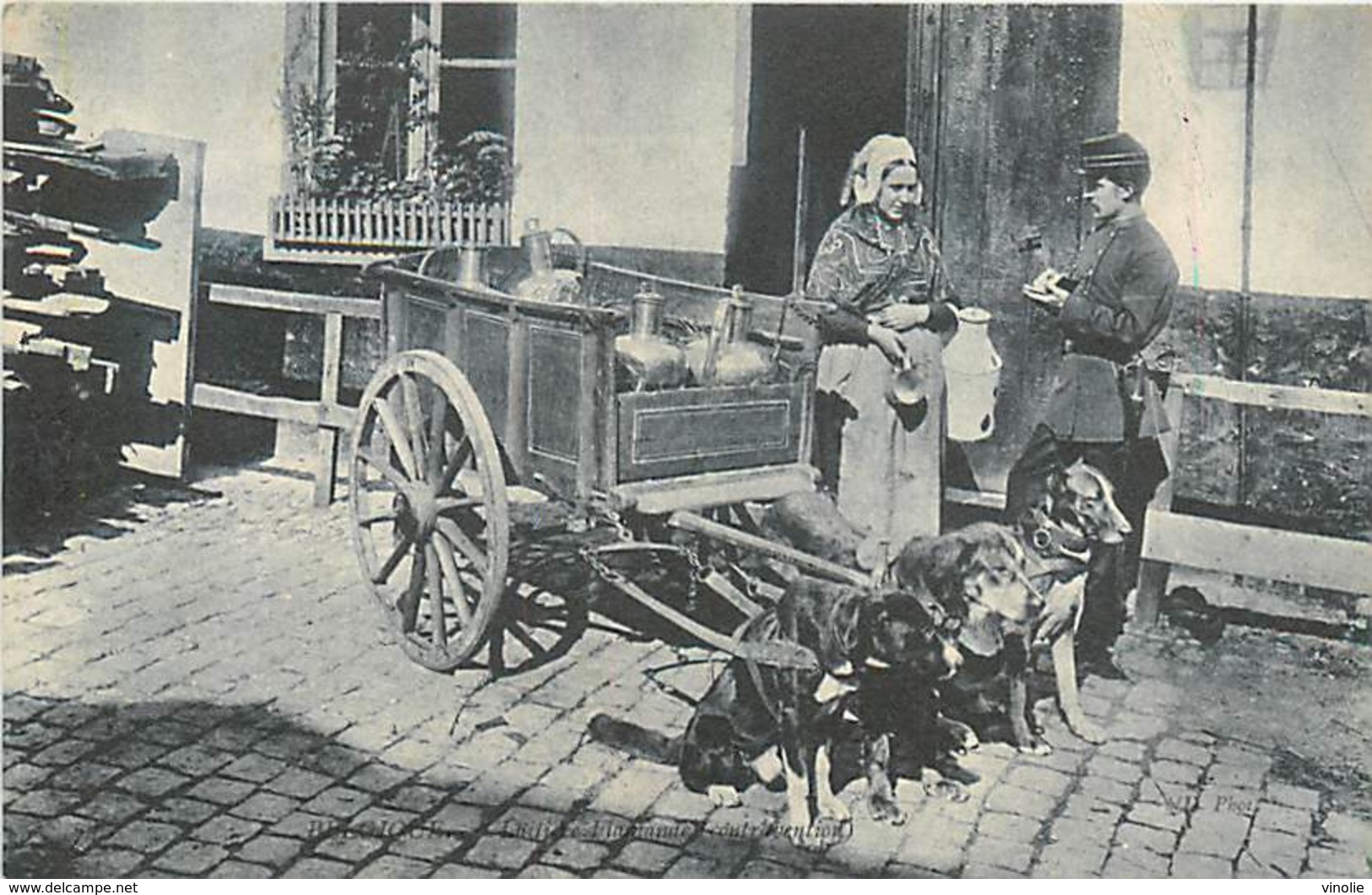 A-17-1806   :  LA LAITIERE EN VOITURE A CHIEN