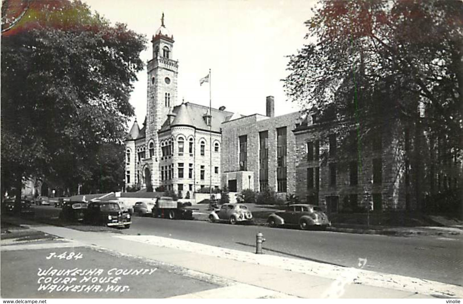 A-17-8560 :   WAUKESHA.  COURT HOUSE AUTOMOBILES. CAR.