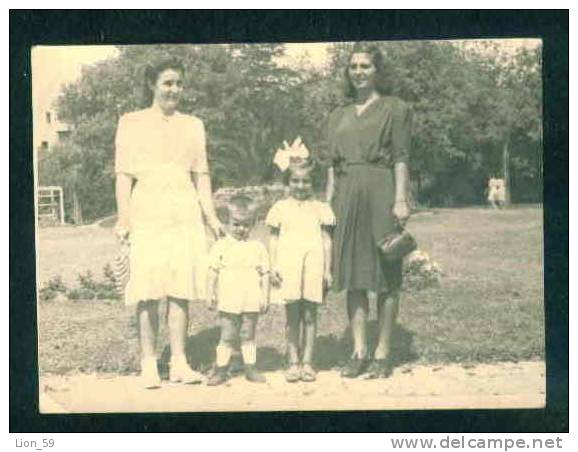 A1180 / Burgas Bourgas - photo 1945 TWO MOTHERS WITH CHILDREN IN THE GARDEN - Bulgaria Bulgarie Bulgarien Bulgarije