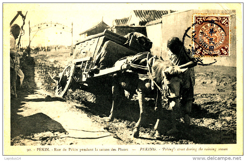 AE 62 / C P A.   CHINE-  PEKIN     RUE DE PEKIN PENDANT LA SAISON DES PLUIES