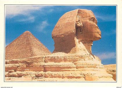 Egypte - Gizeh - Giza - Lion androcéphale colossal, le sphinx de Gizeh veille sur la Grande pyramide de Kheops. Quelques