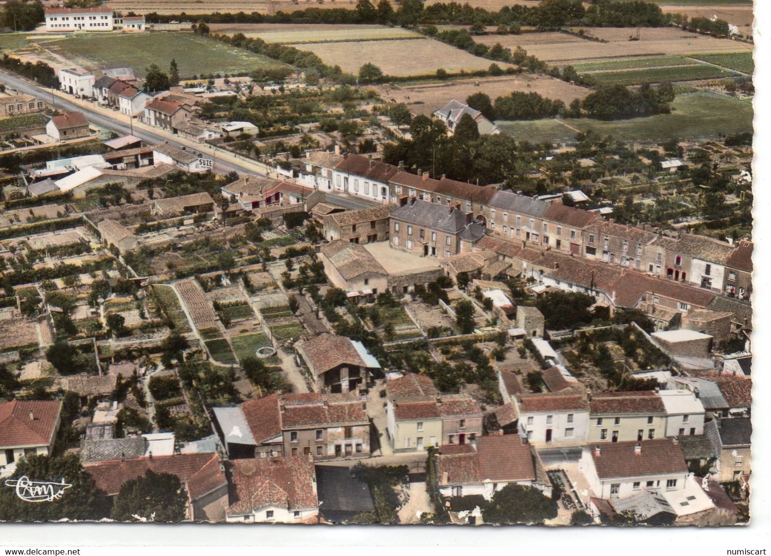 Aigrefeuille-sur-Maine belle vue aérienne du Village