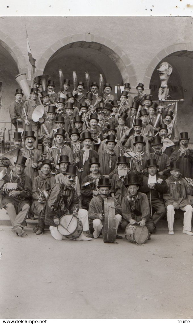 AIGUEPERSE CAVALCADE LA FANFARE HOMMES DEGUISES ( CARTE PHOTO )