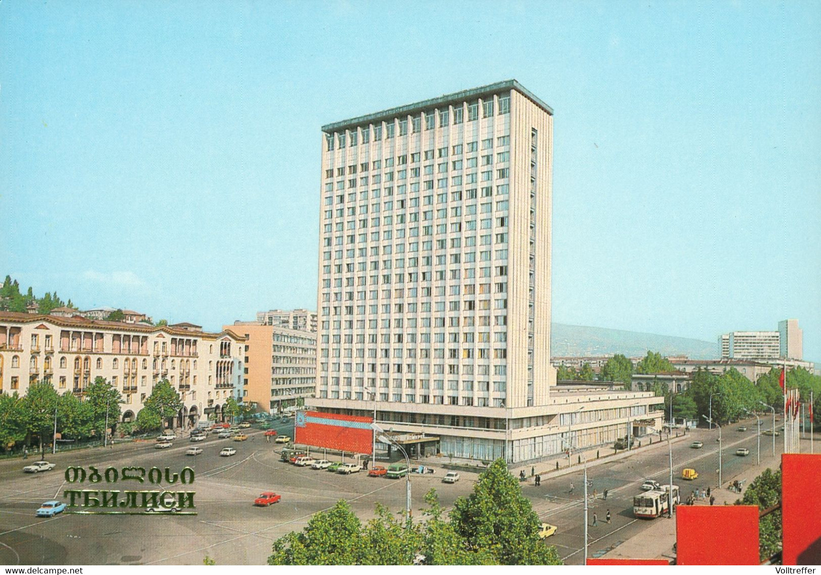 AK 1982 Tbilissi Tiflis Georgien, Hotel ADZHARIA, Oldtimer Auto + Bus