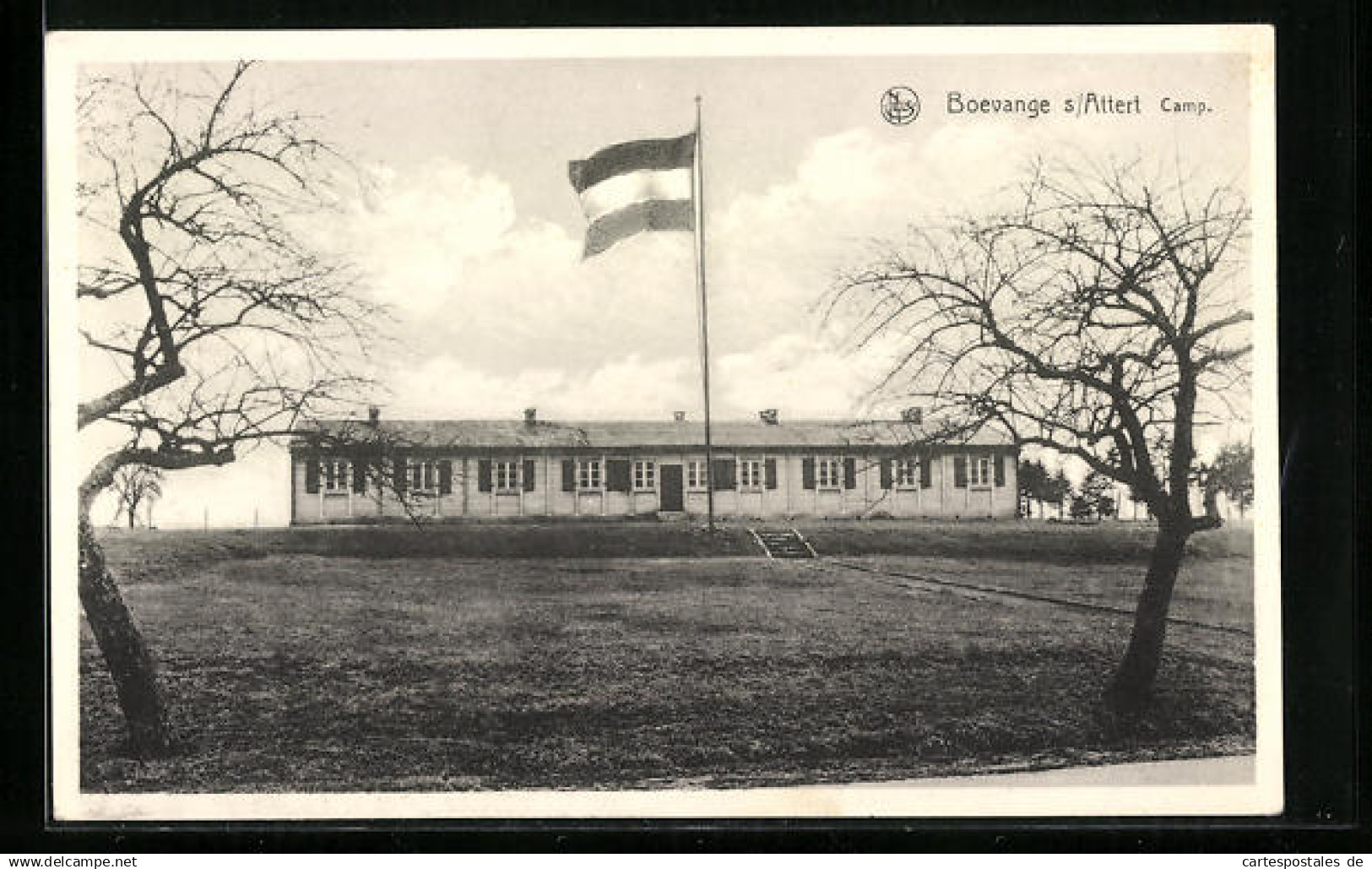 AK Boevange s. Attert, Camp, Gebäude mit Flagge