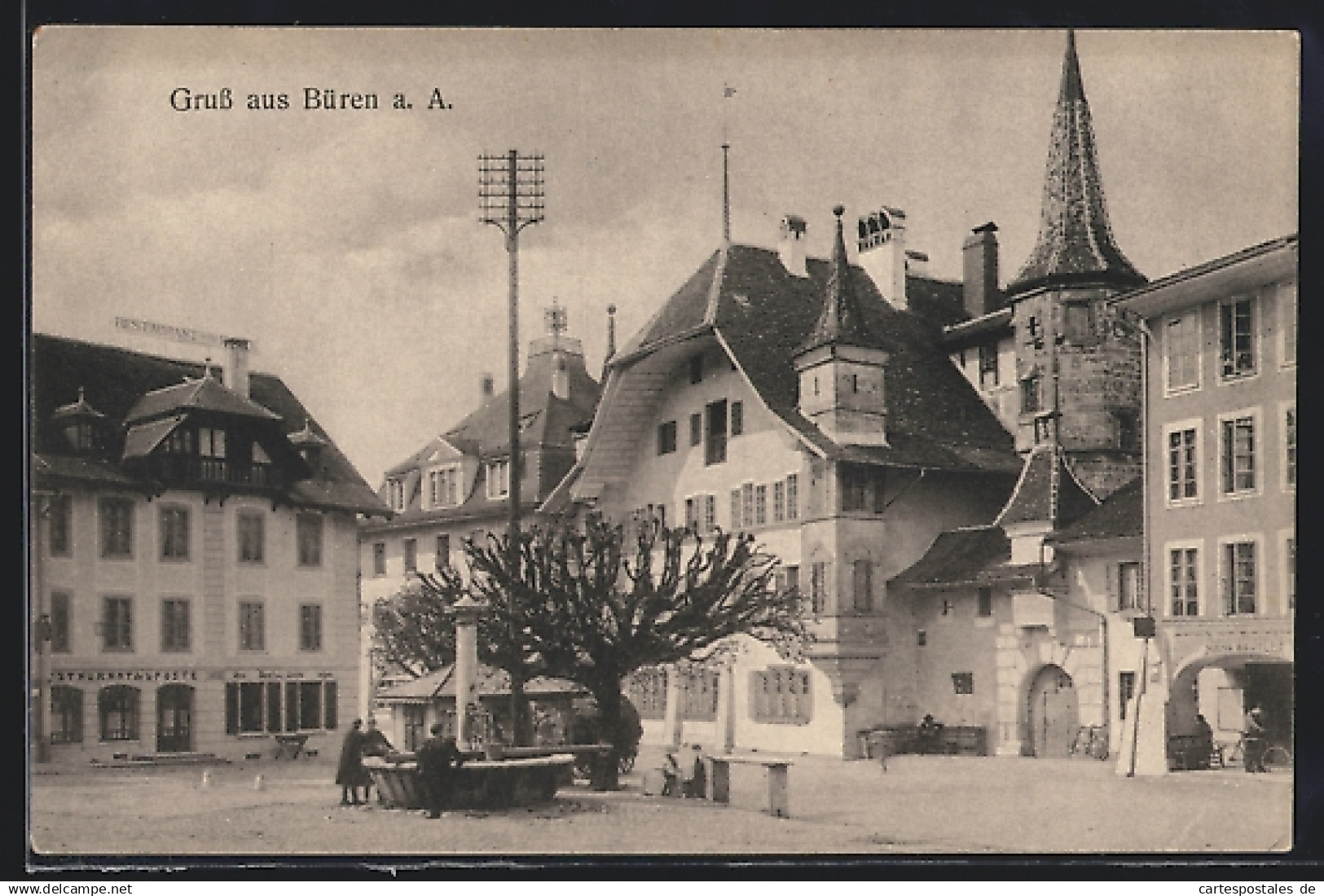 AK Büren an der Aare, Platz mit Brunnen, Restaurant de la Poste und Kirchturm