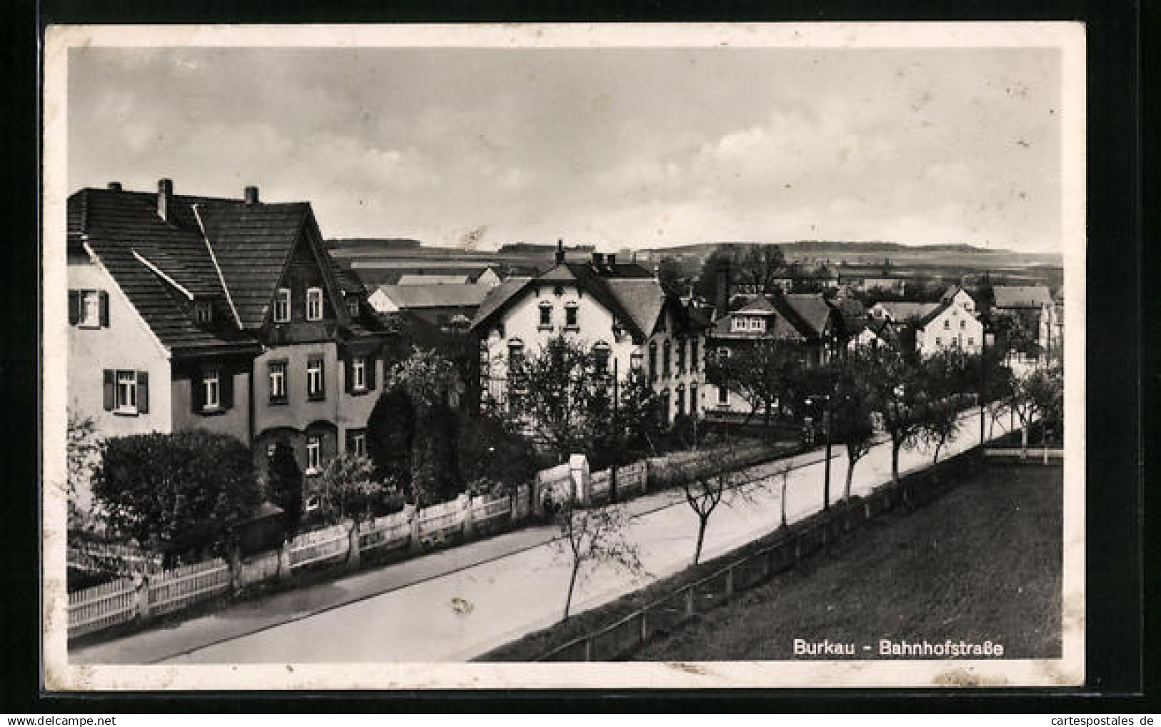 AK Burkau, Bahnhofstrasse mit Bäumen