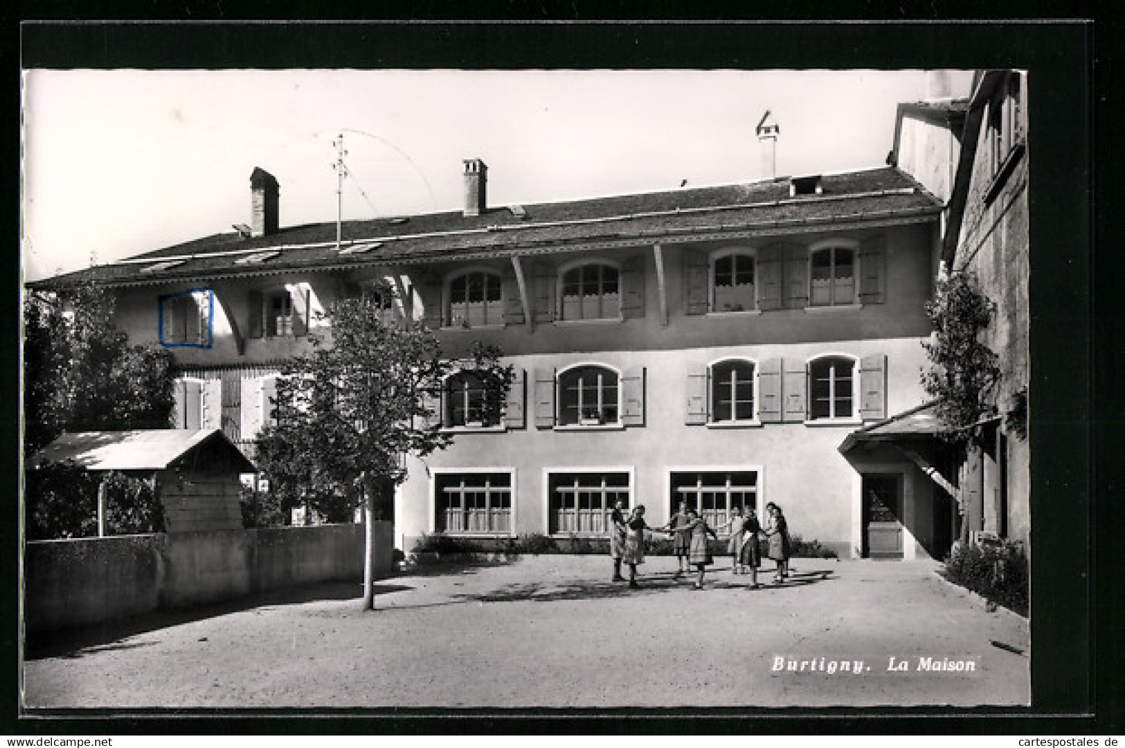 AK Burtigny, La Maison, Tanzende Mädchen