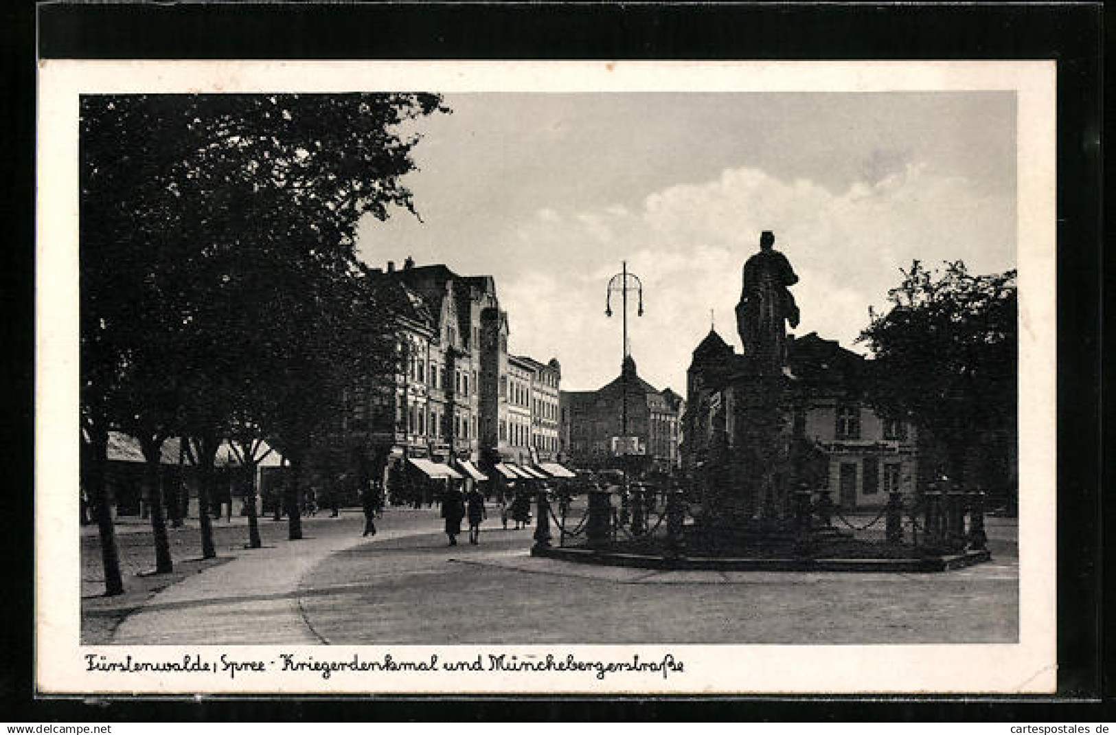 AK Fürstenwalde / Spree, Kriegerdenkmal und Münchebergerstrasse