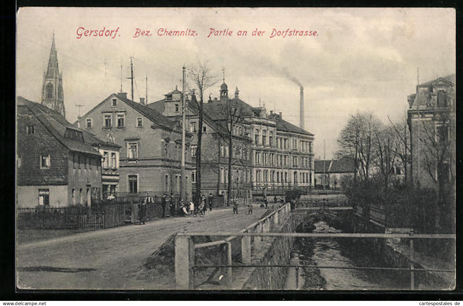 AK Gersdorf /Bez. Chemnitz, Partie an der Dorfstrasse mit Kirche