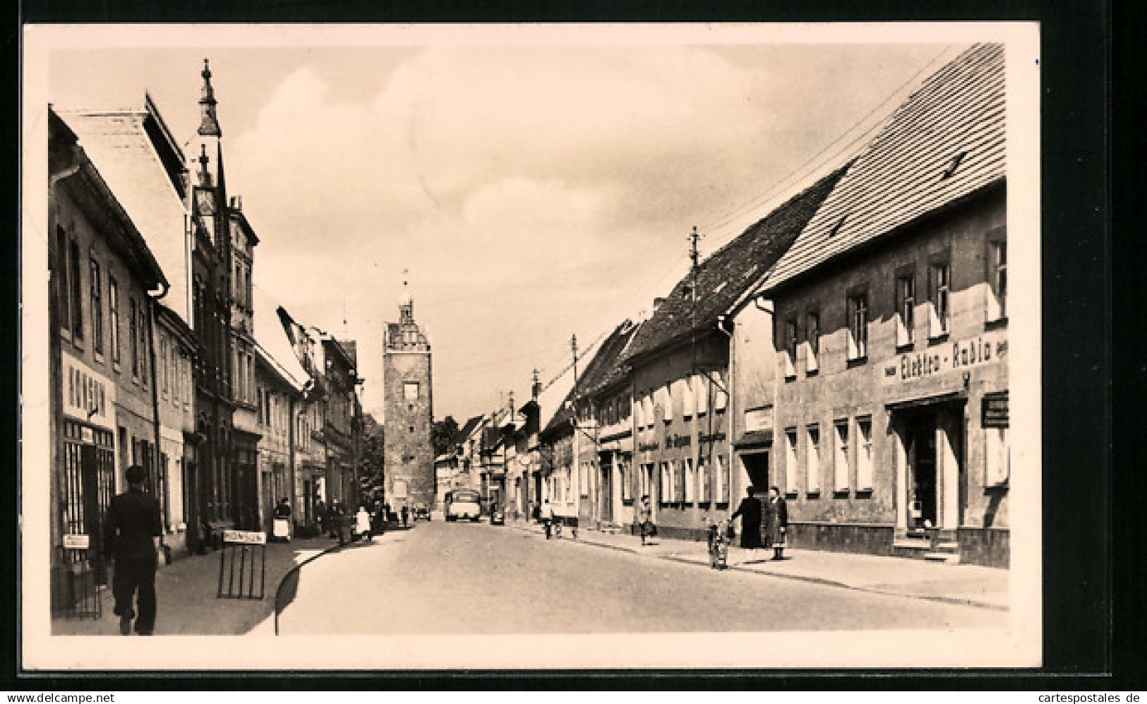 AK Zörbig bei Bitterfeld, Passanten auf der Leninstrasse, Blick zum Stadtturm