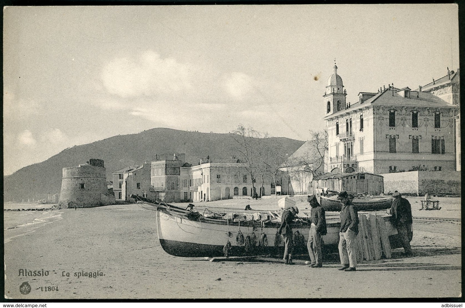 ALASSIO LA SPIAGGIA Bateau de pécheur sur la plage.